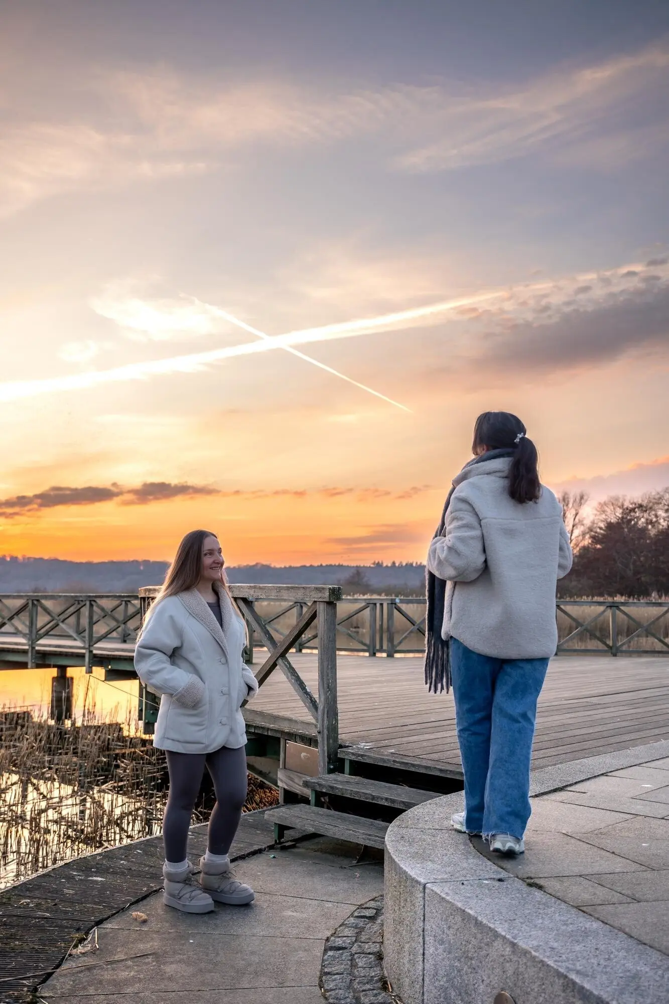 Spaziergang entlang der Promenade, ein Spaziergang am Meer, in der Natur spazieren, Sonnenuntergang.