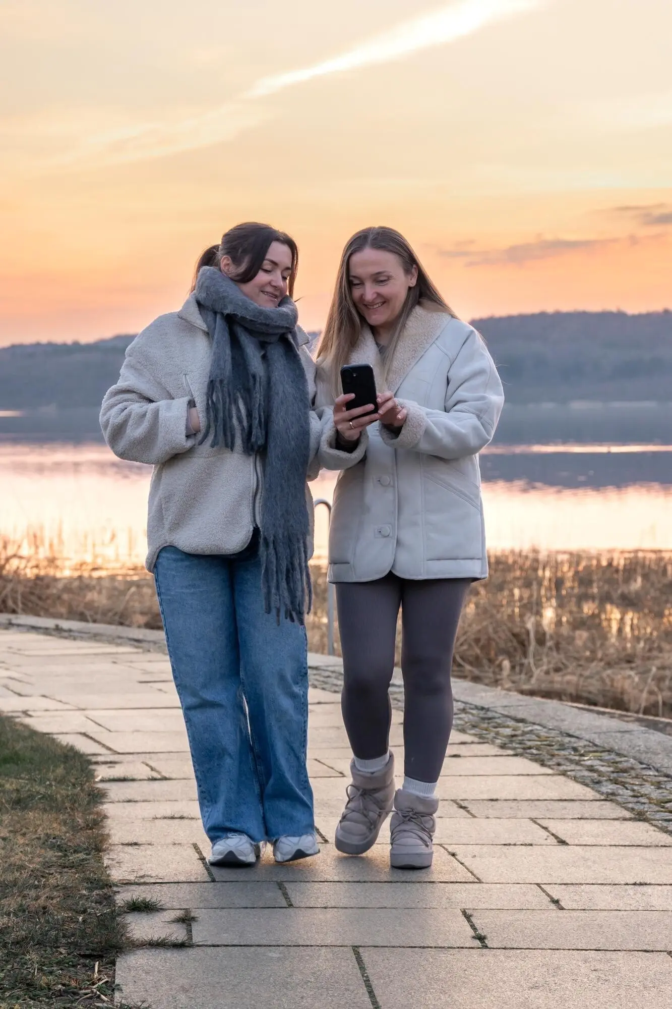 Entlang der Promenade spazieren, ein Spaziergang am Meer, in der Natur spazieren, Sonnenuntergang.